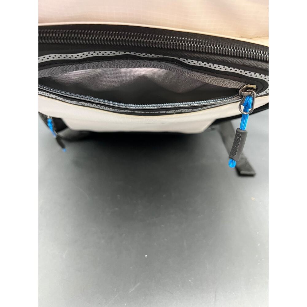 Titan Deep Freeze Arctic Backpack Cooler White Black - Picture 6 of 10